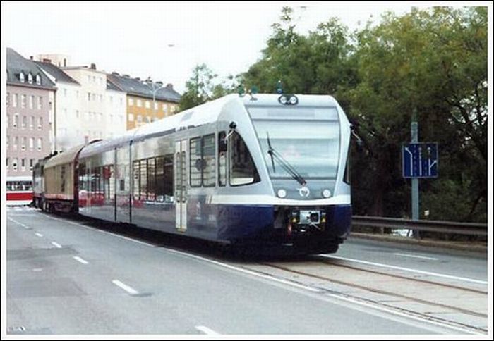 Trains in the Middle of a City (33 pics)