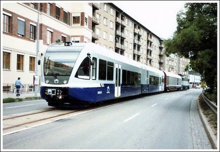 Trains in the Middle of a City (33 pics)