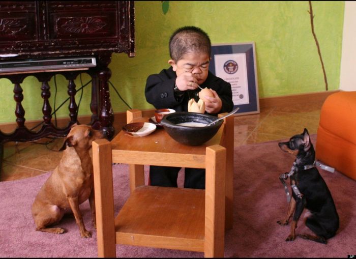 World's Shortest Man (11 pics + video)