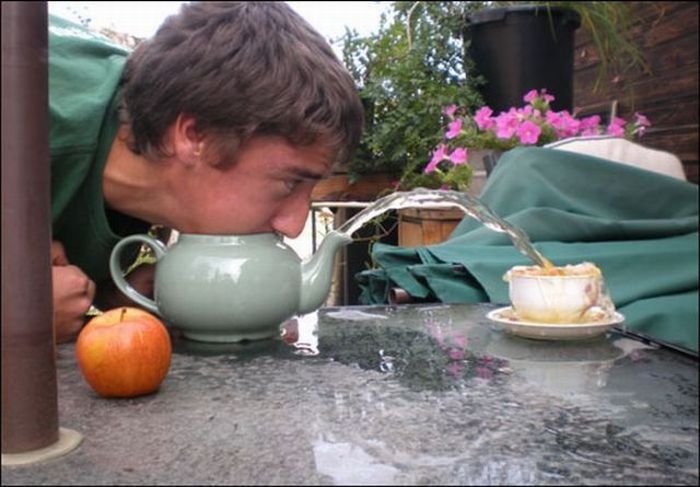 Blowing Water Out of a Teapot (18 pics)