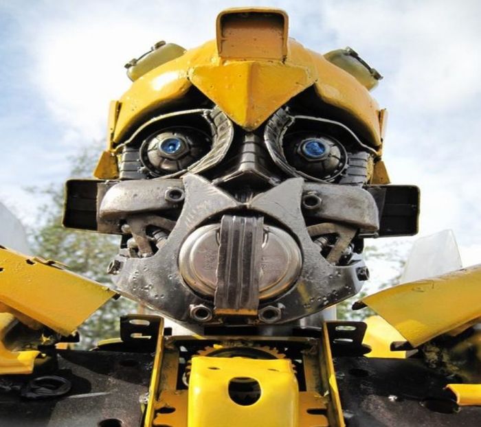 Bumblebee out of Recycled Steel (12 pics)