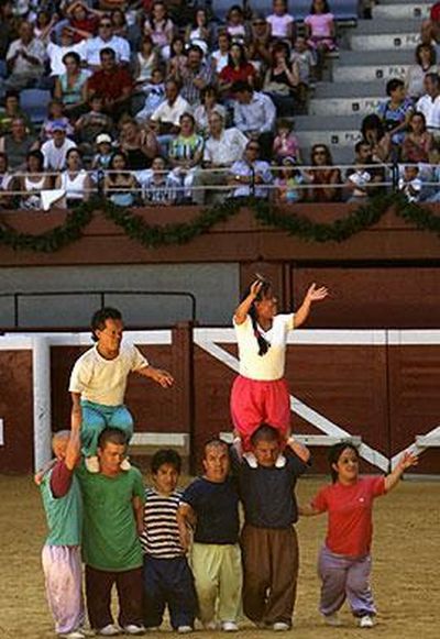 Midget Bullfighters (17 pics)