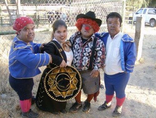 Midget Bullfighters (17 pics)