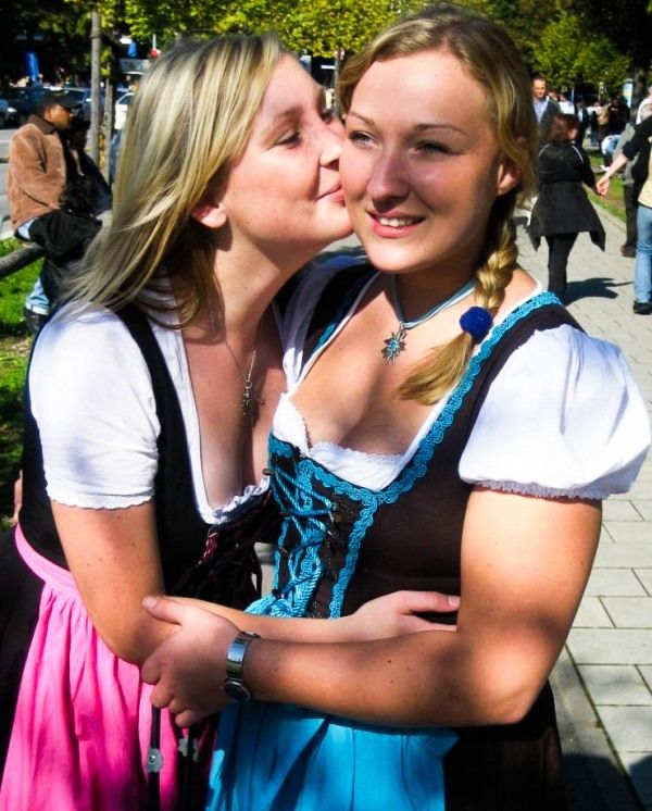 Oktoberfest Girls (44 pics)
