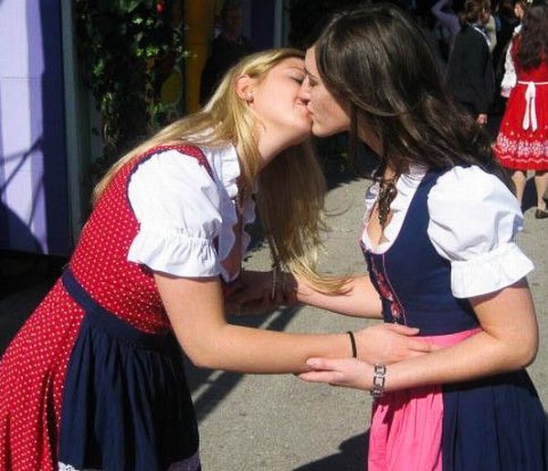 Oktoberfest Girls (44 pics)