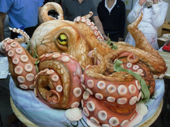 Giant Octopus Cake (6 pics)