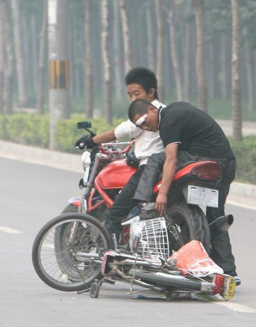 Hit and Run. Chinese Style (7 pics)