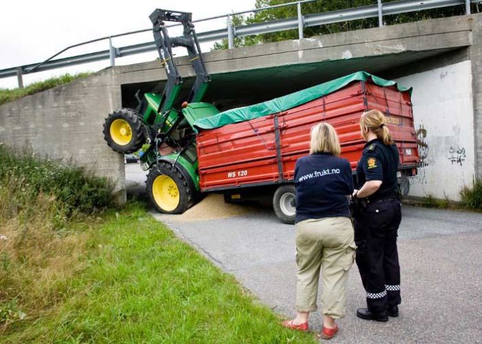 Tractor Fail in Norway (2 pics)