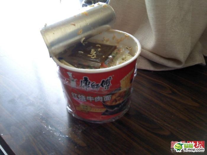 What Can Be Found Inside Chinese Instant Noodles (4 pics)