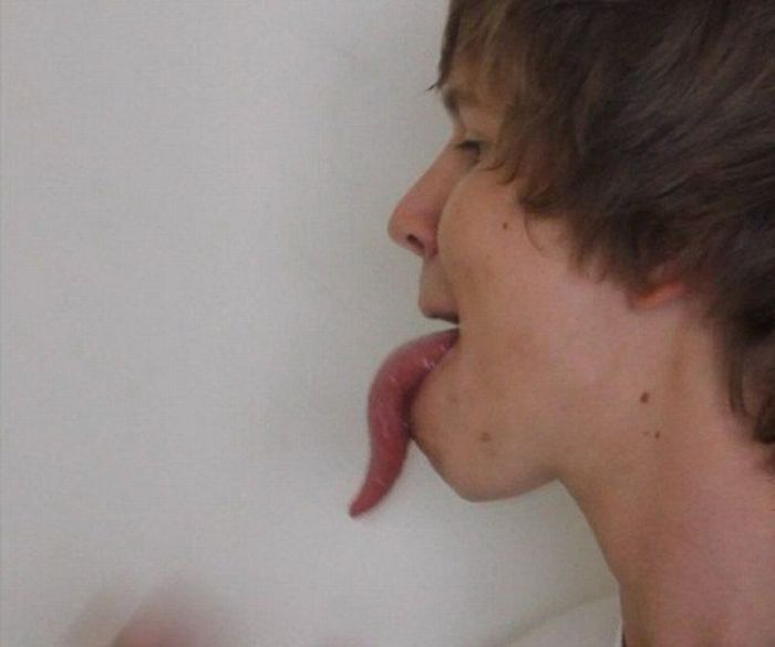 A Guy with a Very Long Tongue (6 pics)