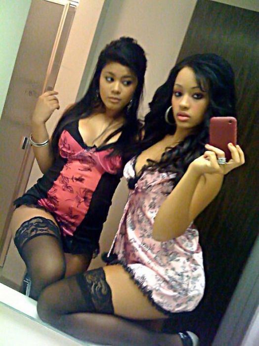 iPhone Girls (32 pics)