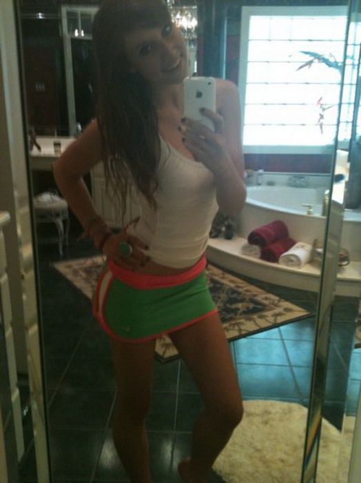 iPhone Girls (32 pics)