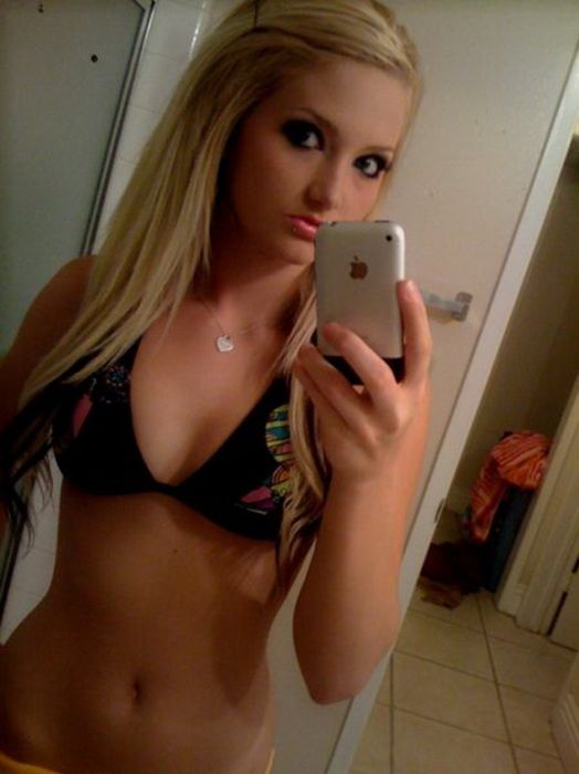 iPhone Girls (32 pics)