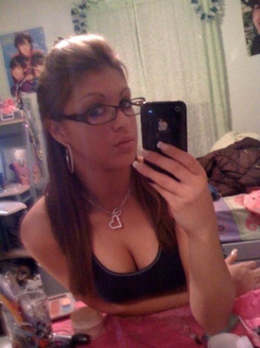 iPhone Girls (32 pics)