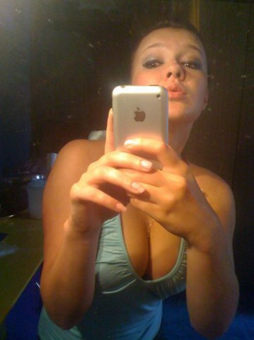 iPhone Girls (32 pics)