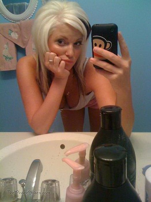 iPhone Girls (32 pics)