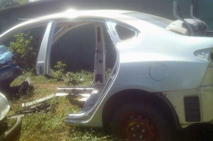 How to Make a Crashed Car to Look Like a Normal One (89 pics)