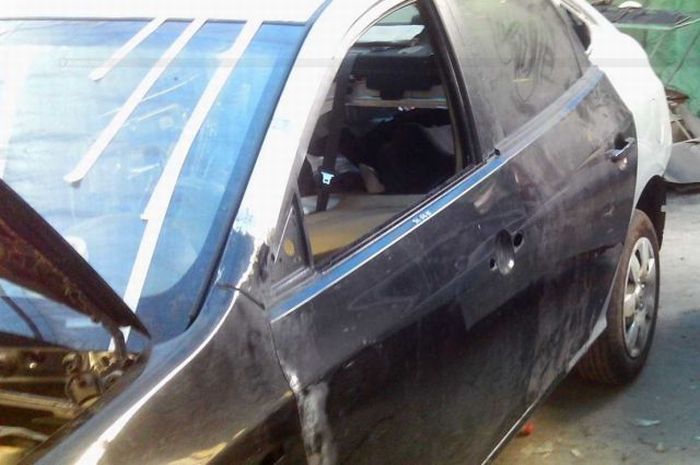 How to Make a Crashed Car to Look Like a Normal One (89 pics)
