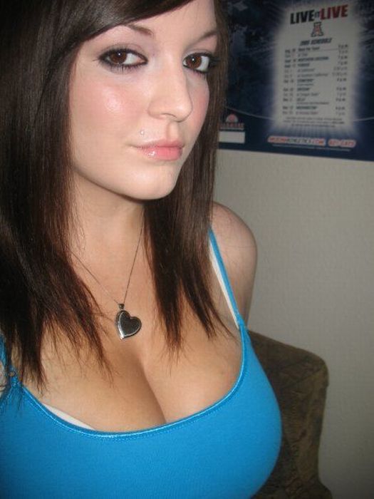Epic Cleavage Girl (15 pics)