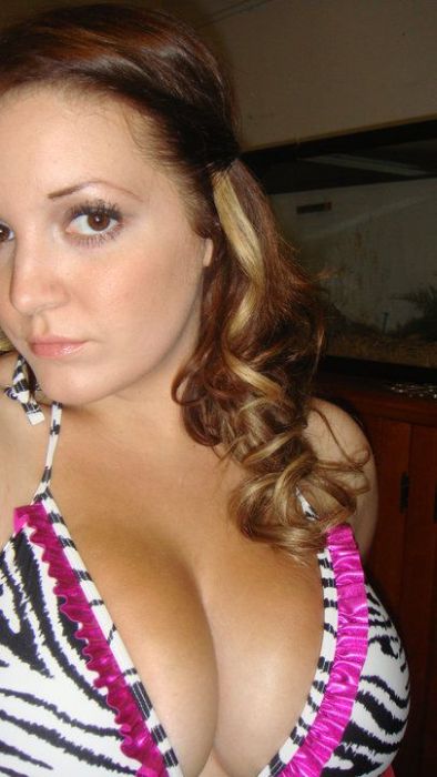 Epic Cleavage Girl (15 pics)