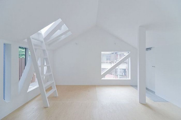 Very Unusual Apartment Building in Tokyo (10 pics)