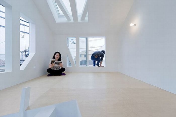 Very Unusual Apartment Building in Tokyo (10 pics)