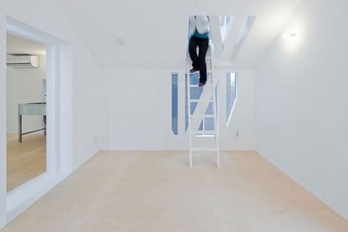 Very Unusual Apartment Building in Tokyo (10 pics)