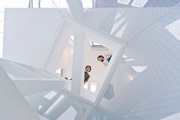 Very Unusual Apartment Building in Tokyo (10 pics)