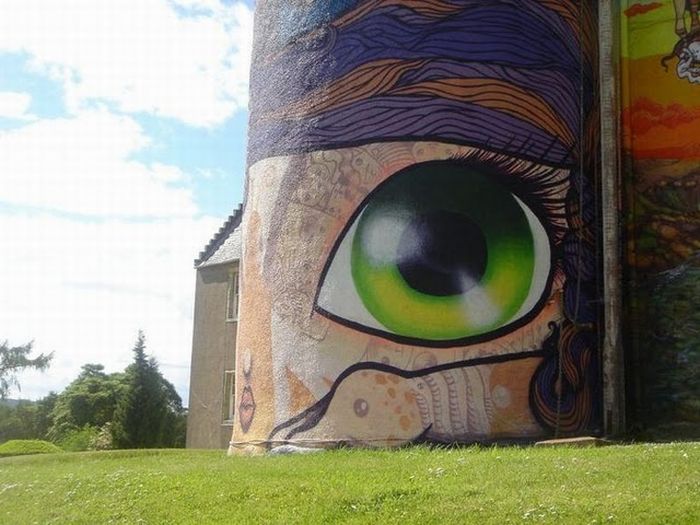 Graffiti Castle in Scotland (15 pics)