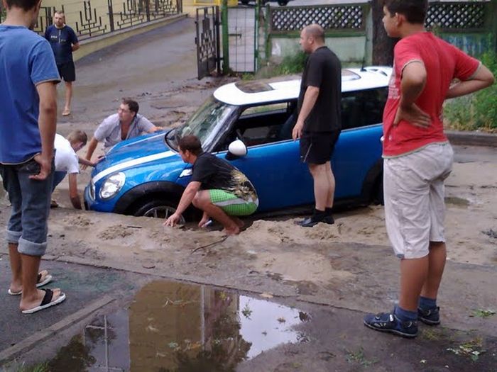 Mini is Not Good Enough for Russian Roads (3 pics)