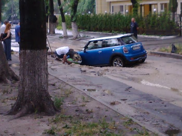 Mini is Not Good Enough for Russian Roads (3 pics)
