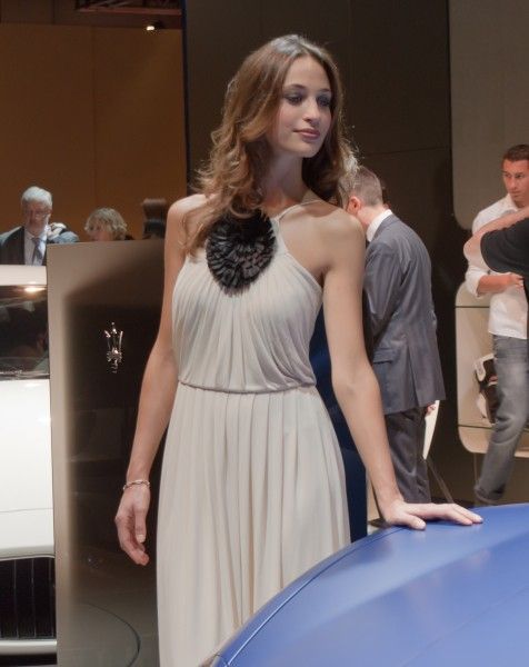 Girls of the 2010 Paris Motor Show (109 pics)