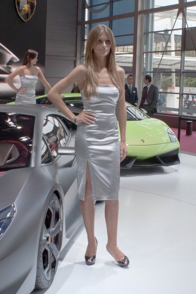Girls of the 2010 Paris Motor Show (109 pics)