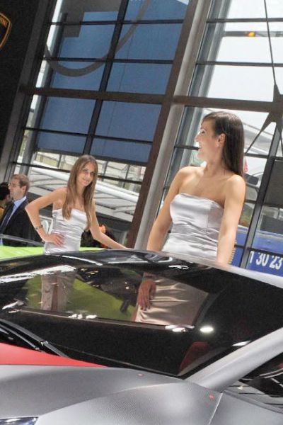 Girls of the 2010 Paris Motor Show (109 pics)
