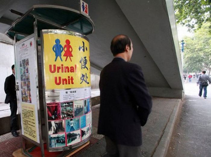 Women's Standing Urinals in China (6 pics)
