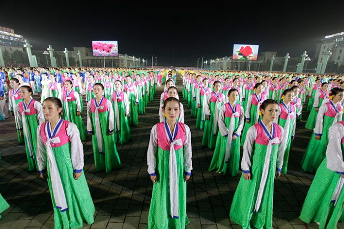 Parade in North Korea (43 pics)