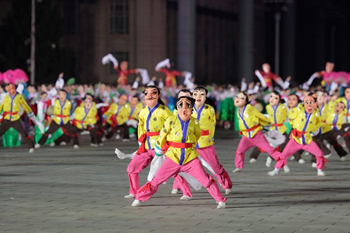 Parade in North Korea (43 pics)