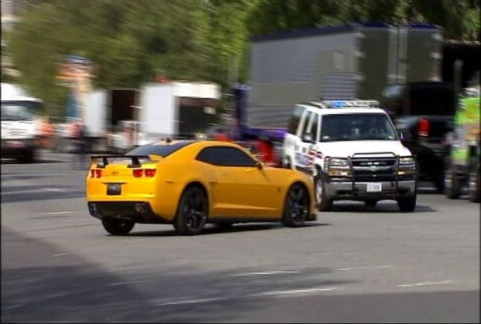 DC Police Chevy Suburban vs Bumblebee Camaro (6 pics + video)