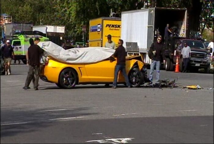 DC Police Chevy Suburban vs Bumblebee Camaro (6 pics + video)