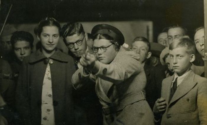 Vintage Photos of Women with Guns (27 pics)