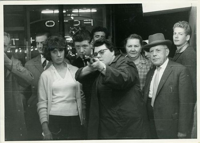 Vintage Photos of Women with Guns (27 pics)