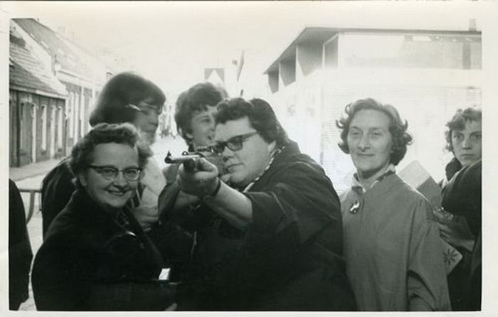 Vintage Photos of Women with Guns (27 pics)