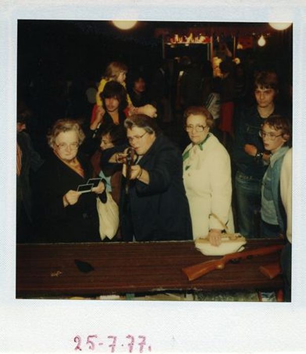 Vintage Photos of Women with Guns (27 pics)