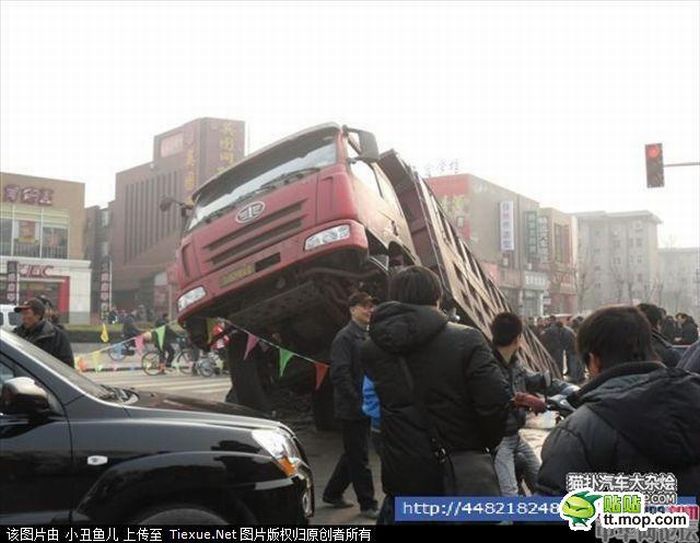 Road Collapse in China (7 pics)