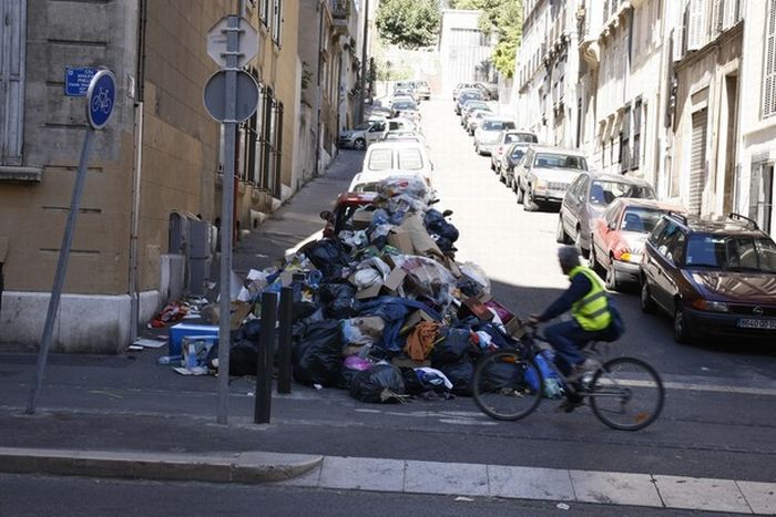 Marseilles Looks Like One Huge Garbage Disposal Site (30 pics)