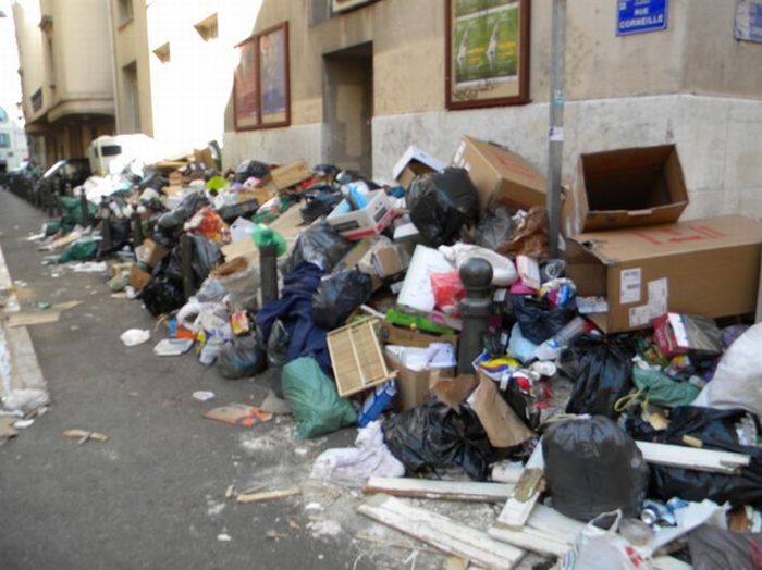 Marseilles Looks Like One Huge Garbage Disposal Site (30 pics)