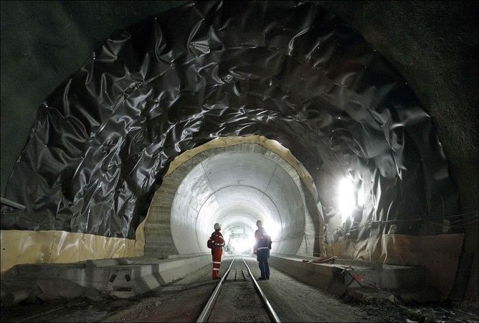 The Longest Tunnel in the World (16 pics)