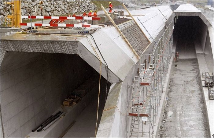 The Longest Tunnel in the World (16 pics)