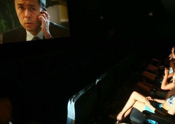 Bikini Girls at a Chinese Movie Theater (4 pics)