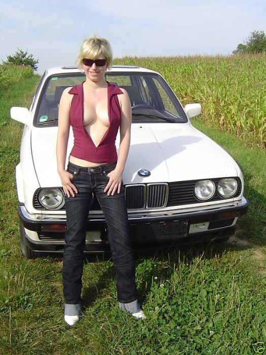 Selling Your Old Car Using Your Girlfriend (11 pics)